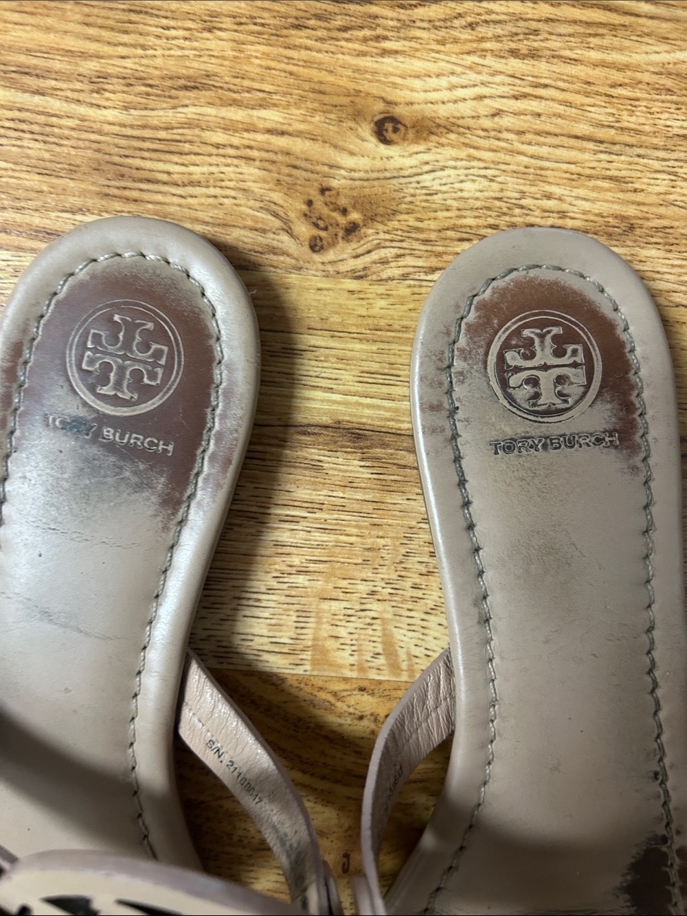 Tory Burch Nude/Taupe Leather Logo Thong Sandals. Size 8 - Picture 3 of 6